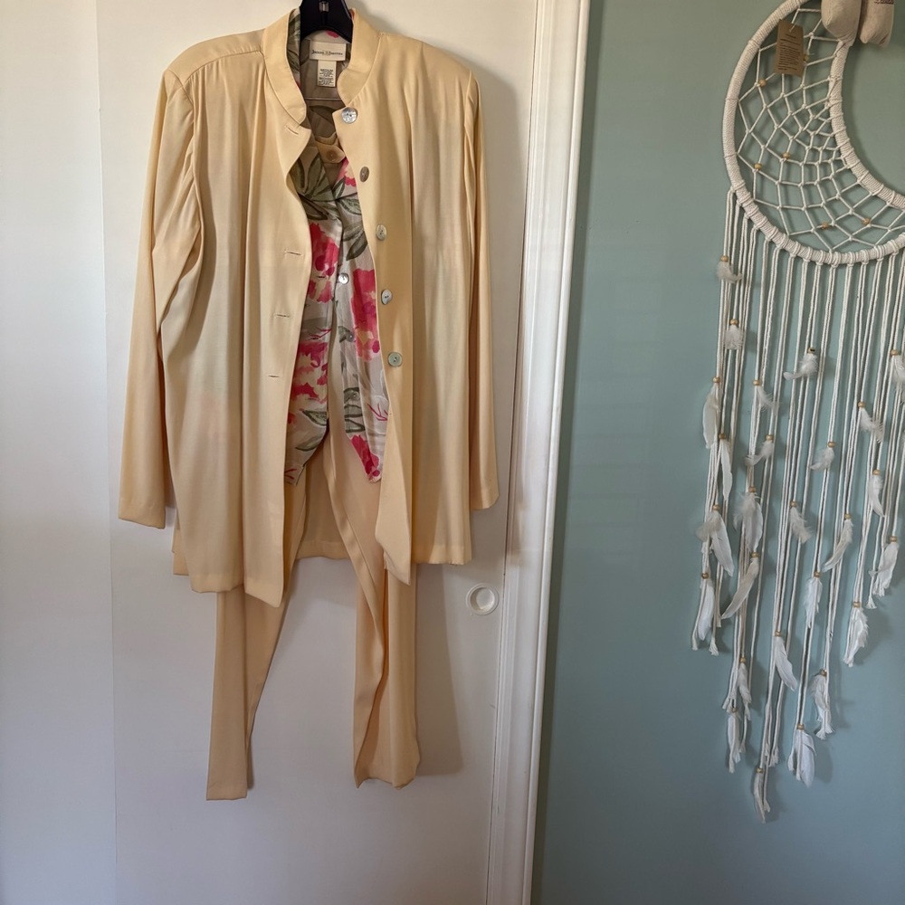 Vintage Jaclyn Smith Blazer, Floral top and Cream Pants